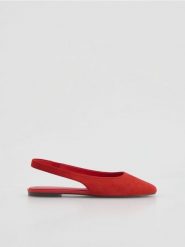 Zamszowe baleriny - czerwony. Czerwone baleriny damskie Reserved, bez wzorów, z zamszu, bez obcasa. Za 169.99 zł.