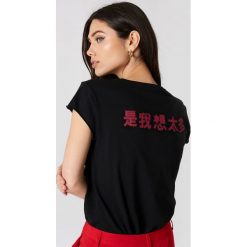 NA-KD T-shirt z chińskim nadrukiem z tyłu - Black. T-shirty damskie marki NA-KD. Za 80.95 zł.