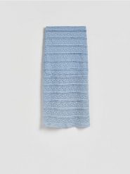 Koronkowa spódnica midi - jasnoniebieski. Niebieskie spódnice damskie Reserved, l, bez wzorów, z dzianiny, midi, dopasowane. Za 119.99 zł.