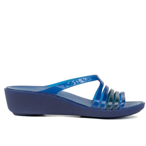 Klapki damskie do chodzenia Crocs ISABELLA MINI. Niebieskie klapki damskie Crocs, bez wzorów, sportowe, bez obcasa. Za 69.00 zł.