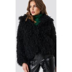 NA-KD Trend Krótka kurtka sztuczne futro - Black. Czarne kurtki damskie NA-KD Trend, z futra. Za 283.95 zł.
