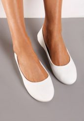 Białe Balerinki Gibbs. Białe baleriny damskie Renee, bez wzorów, eleganckie, bez obcasa, na płaskiej podeszwie. Za 34.99 zł.