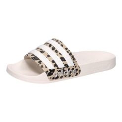 Klapki basenowe adidas Adilette Shower. Białe klapki męskie Adidas, z materiału, klasyczne. Za 147.00 zł.
