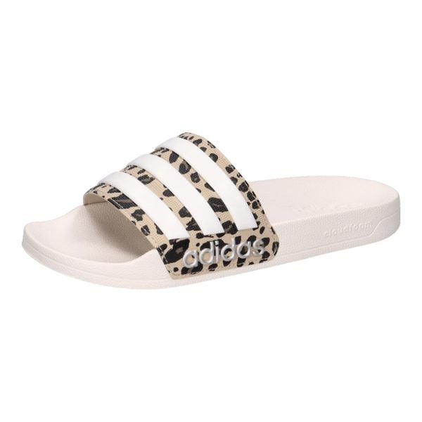 Klapki basenowe adidas Adilette Shower. Białe klapki męskie Adidas, z materiału, klasyczne. Za 163.00 zł.