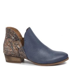 Botki Maciejka. Niebieskie botki damskie Maciejka, bez obcasa, na płaskiej podeszwie, bez zapięcia. Za 339.99 zł.