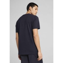 Męska koszulka Essentials z logo No. 1 PUMA New Navy Blue. Niebieskie buty sportowe męskie Puma, m, bez wzorów, z gumy, bez kołnierzyka, bez ramiączek, na fitness i siłownię. W wyprzedaży za 79.00 zł.