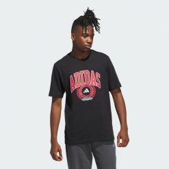 Koszulka z grafiką Varsity Crest. Czarne buty sportowe męskie Adidas, bez zapięcia, na fitness i siłownię. Za 109.99 zł.
