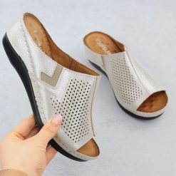 Skórzane klapki damskie na koturnie złote z gumką T.Sokolski L26-157. Żółte klapki damskie T.Sokolski, bez wzorów, ze skóry, bez obcasa, na koturnie. Za 199.99 zł.