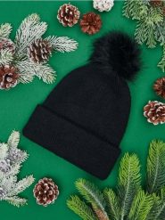 Czapka z pomponem - czarny. Czarne czapki i kapelusze damskie Sinsay, bez wzorów, z materiału. Za 25.99 zł.