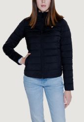 Kurtka puchowa Kobieta GUESS ACTIVE SOLID HEAVY DIANN PUFFER. Czarne kurtki sportowe damskie Guess Active, s, z aplikacjami, z jeansu, bez kaptura. Za 496.20 zł.