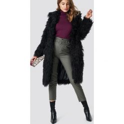 NA-KD Trend Długa kurtka sztuczne futro - Black. Czarne kurtki damskie NA-KD Trend, z haftami, z futra. Za 364.95 zł.