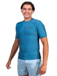 Męska koszulka surfing Watrflag Barcelona Bodyfit Niebieski. Niebieskie koszulki sportowe męskie WATRFLAG, l, bez wzorów, z elastanu, bez kołnierzyka, bez ramiączek, narciarskie. Za 129.00 zł.