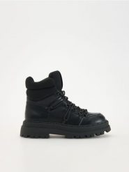 Sznurowane botki za kostkę - czarny. Czarne botki damskie Reserved, z materiału, przed kolano, bez obcasa, na płaskiej podeszwie, bez zapięcia. W wyprzedaży za 129.99 zł.