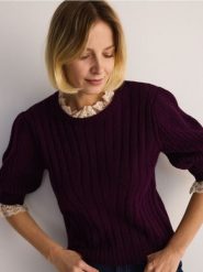 Sweter z bufiastymi rękawami - mahoniowy. Brązowe swetry damskie Reserved, l, bez wzorów, z dzianiny, bez kołnierzyka, bez ramiączek, bez kaptura. W wyprzedaży za 79.99 zł.