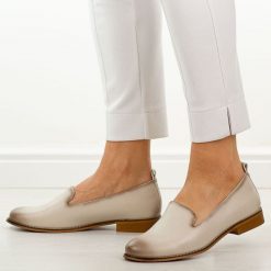 Beżowe półbuty damskie Potocki 19337. Brązowe półbuty damskie POTOCKI, na jesień, bez wzorów, z jeansu, biznesowe, z okrągłym noskiem, bez obcasa, na płaskiej podeszwie, bez zapięcia. Za 179.00 zł.