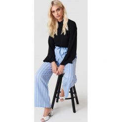 Andrea Hedenstedt x NA-KD Spodnie z wysokim stanem i wiązaniem - Blue,Multicolor. Spodnie materiałowe damskie marki Andrea Hedenstedt x NA-KD. W wyprzedaży za 80.97 zł.