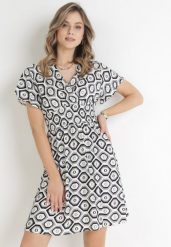 Szaro-Biała Sukienka Mini z Wiskozy z Gumką w Pasie i Kopertowym Dekoltem Karisa. Szare sukienki damskie Born2be, na wiosnę, l, bez wzorów, z wiskozy, bez kołnierzyka, bez ramiączek, mini, kopertowe. Za 64.99 zł.