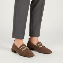 Półbuty damskie S.Barski, cholewka skóra naturalna zamszowa fason wsuwany kwadratowy nosek metalowa ozdoba na podbiciu niski stabilny obcas minimalis. Brązowe półbuty damskie S.BARSKI, z aplikacjami, z materiału, eleganckie, bez obcasa, na obcasie, bez zapięcia. Za 389.00 zł.