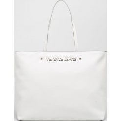 Versace Jeans - Torebka. Białe torby na ramię damskie Versace Jeans, bez wzorów, z jeansu, casualowe, duże, bez dodatków. W wyprzedaży za 459.90 zł.