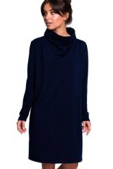 Sukienka dresowa oversize trapezowa z wysokim kołnierzem granatowa. Sukienki damskie Sukienki.shop, na co dzień, l, bez wzorów, z bawełny, bez kołnierzyka, bez ramiączek, oversize. W wyprzedaży za 188.00 zł.