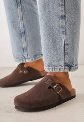 Brązowe Zamszowe Klapki w Stylu Chodaków Ozdobione Klamrą Irinania. Brązowe klapki damskie Born2be, bez wzorów, z materiału, bez obcasa, na płaskiej podeszwie. Za 159.99 zł.