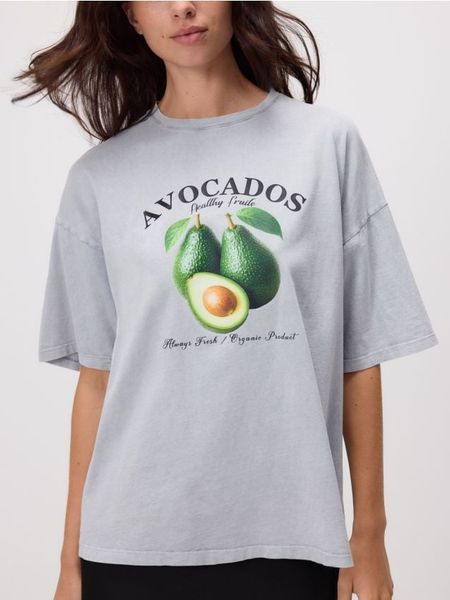 T-shirt z nadrukiem - czarny. Czarne t-shirty damskie Reserved, l, bez wzorów, z bawełny, bez kołnierzyka. Za 49.99 zł.