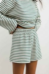 Szorty z bawełny strukturalnej w zielono beżowe paski - PENNY-S. Brązowe szorty damskie Marsala, s, bez wzorów, z bawełny, klasyczne. W wyprzedaży za 49.98 zł.