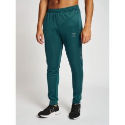 Jogging poliester Hummel Core XK. Zielone krótkie spodenki sportowe męskie Hummel, m, bez wzorów, z materiału, do biegania. Za 200.50 zł.