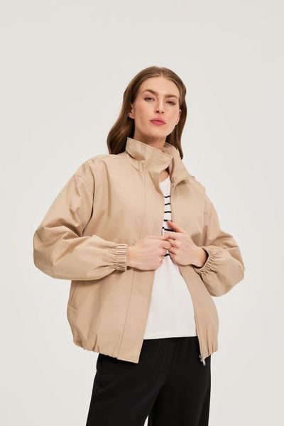 Kurtka ze stójką beżowa. Brązowe kurtki damskie MOODO, l, bez wzorów, z bawełny, bez kaptura. W wyprzedaży za 139.99 zł.