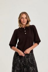 Sweter z krótkimi rękawami brązowy. Brązowe swetry damskie MOODO, l, bez wzorów, z poliamidu, bez kołnierzyka, bez ramiączek, krótkie, bez kaptura. Za 109.99 zł.