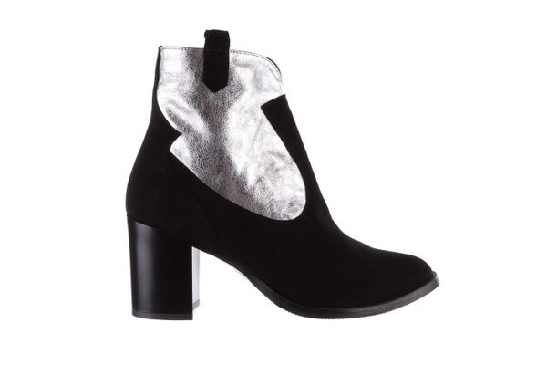 Botki Bayla-097 32 Kowbojki Czarno-Srebrne, Skóra naturalna - 40. Czarne botki damskie Bayla, z materiału, eleganckie, bez obcasa, bez zapięcia. W wyprzedaży za 134.10 zł.