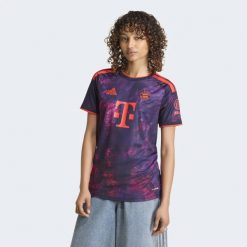 Koszulka z trzeciego zestawu FC Bayern Monachium 26/27. Koszulki sportowe damskie Adidas, m, bez wzorów, z dzianiny, bez kołnierzyka, bez ramiączek, do biegania, climacool (adidas). Za 439.00 zł.