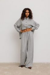 Spodnie z szerokimi nogawkami w kolorze LIGHT GREY- NASS-M/L. Szare spodnie materiałowe damskie Marsala, l, bez wzorów, z gumy. Za 299.90 zł.