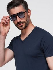 Sygnowany t-shirt męski V-neck z elastanem – granatowy V2 - Rozmiar: XL. Niebieskie t-shirty męskie Ombre Clothing, m, bez wzorów, z bawełny, eleganckie, bez kołnierzyka. W wyprzedaży za 52.50 zł.