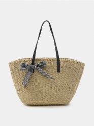 Pleciona torba na ramię z dekoracyjnym brelokiem w kształcie kokardki - kremowy. Białe torby na ramię damskie Sinsay, bez wzorów, bez dodatków. Za 59.99 zł.