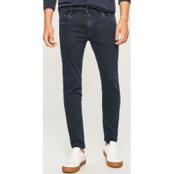 Jeansy slim fit - Granatowy. Niebieskie jeansy męskie Reserved. Za 129.99 zł.