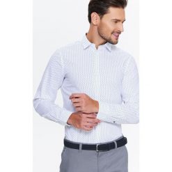 KOSZULA MĘSKA SLIM WE WZÓR Z KONTRASTOWYM WYKOŃCZENIEM I KOŁNIERZEM TYPU SMALL KENT. Koszule męskie marki TOP SECRET. W wyprzedaży za 29.99 zł.