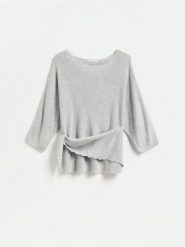Sweter z wiązaną chustą - jasnoszary. Szare swetry damskie Reserved, l, bez wzorów, z dzianiny, bez kołnierzyka, bez ramiączek, bez kaptura. Za 129.99 zł.