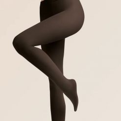 Rajstopy Gabriella Microfibre 100 den chocco kryjące. Brązowe skarpety damskie Gabriella, bez wzorów, z dzianiny. Za 39.90 zł.