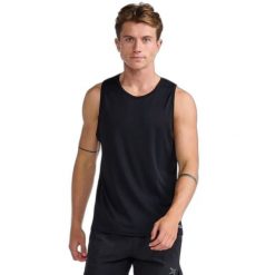 Aerodynamiczna koszulka 2XU Aero. Czarne koszulki sportowe męskie 2XU, m, bez wzorów, z dzianiny, bez kołnierzyka, bez ramiączek, do biegania. Za 237.00 zł.