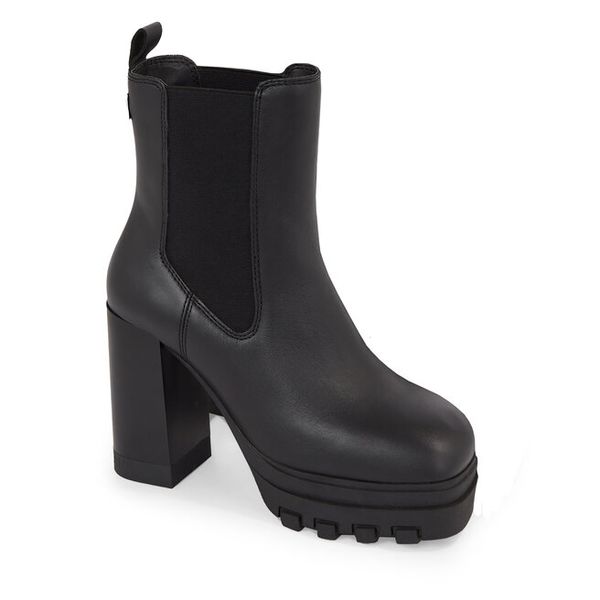 Botki Tommy Jeans. Czarne botki damskie Tommy Jeans, z jeansu, bez obcasa, na słupku, bez zapięcia. Za 639.99 zł.