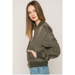 Tommy Jeans - Kurtka. Kurtki damskie marki Tommy Jeans. W wyprzedaży za 399.90 zł.