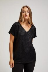 Elegancka bluzka z dekoltem w serek z błyszczącego materiału czarna. Czarne bluzki damskie MOODO, m, bez wzorów, z elastanu, eleganckie, bez kołnierzyka. W wyprzedaży za 44.99 zł.