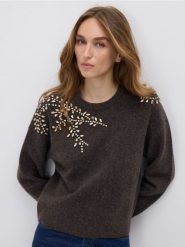 Sweter z ozdobnymi aplikacjami - ciemnobrązowy. Brązowe swetry damskie Reserved, l, z aplikacjami, z dzianiny, bez kołnierzyka, bez ramiączek, bez kaptura. Za 149.99 zł.