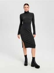 Sukienka midi z golfem - szary. Szare sukienki damskie Sinsay, na imprezę, l, bez wzorów, bez kołnierzyka, bez ramiączek, midi, dopasowane. Za 69.99 zł.