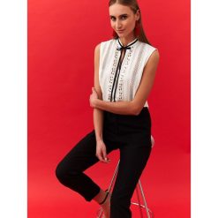 ELEGANCKA BLUZKA Z WIĄZANIEM. Bluzki damskie marki TOP SECRET. W wyprzedaży za 89.99 zł.