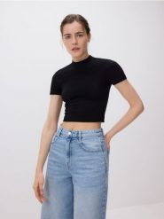 Bawełniany t-shirt - czarny. Czarne t-shirty damskie Reserved, l, bez wzorów, z bawełny, bez kołnierzyka. W wyprzedaży za 19.99 zł.