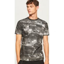 T-shirt z nadrukiem - Czarny. Czarne t-shirty męskie Reserved, z nadrukiem. Za 49.99 zł.