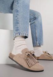 Ciemnobeżowe Klapki Mule z Imitacji Zamszu Zdobione Koralikami i Frędzlami Elwedena. Brązowe klapki damskie Born2be, z aplikacjami, z jeansu, boho, bez obcasa, na płaskiej podeszwie. Za 79.99 zł.