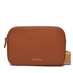 Torebka Coccinelle. Brązowe listonoszki damskie Coccinelle, bez wzorów, bez dodatków. Za 799.99 zł.